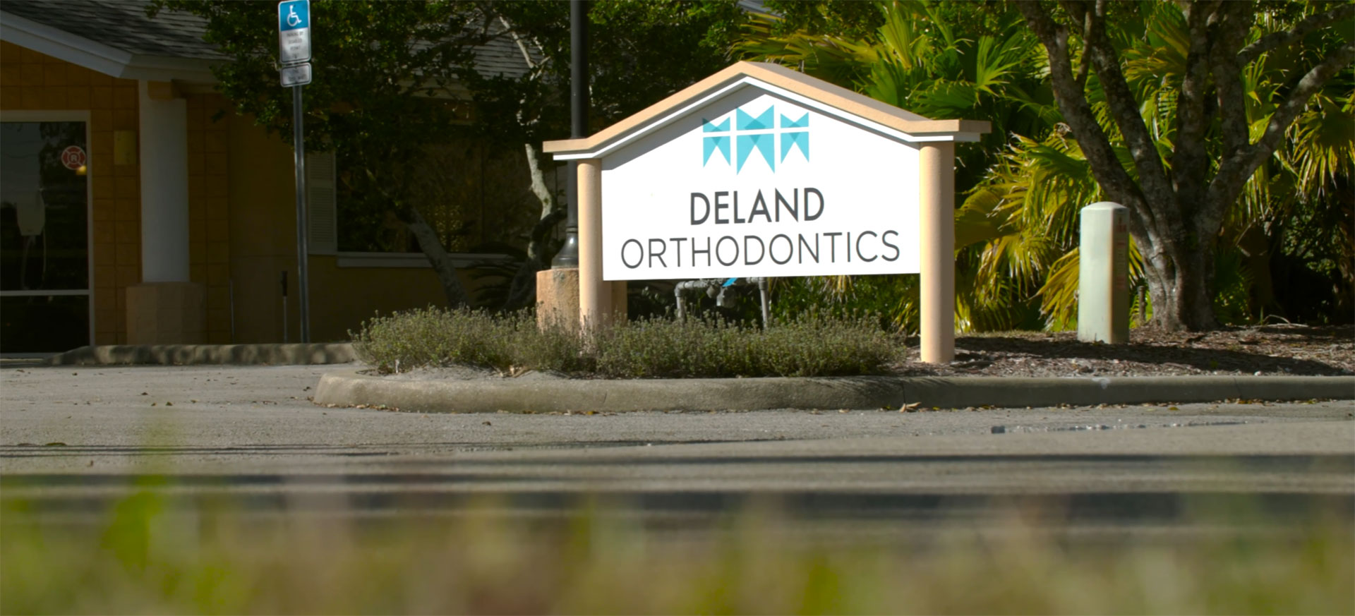 Durable and weather-resistant outdoor sign designed and installed by SignLabJax for a Jacksonville storefront.
